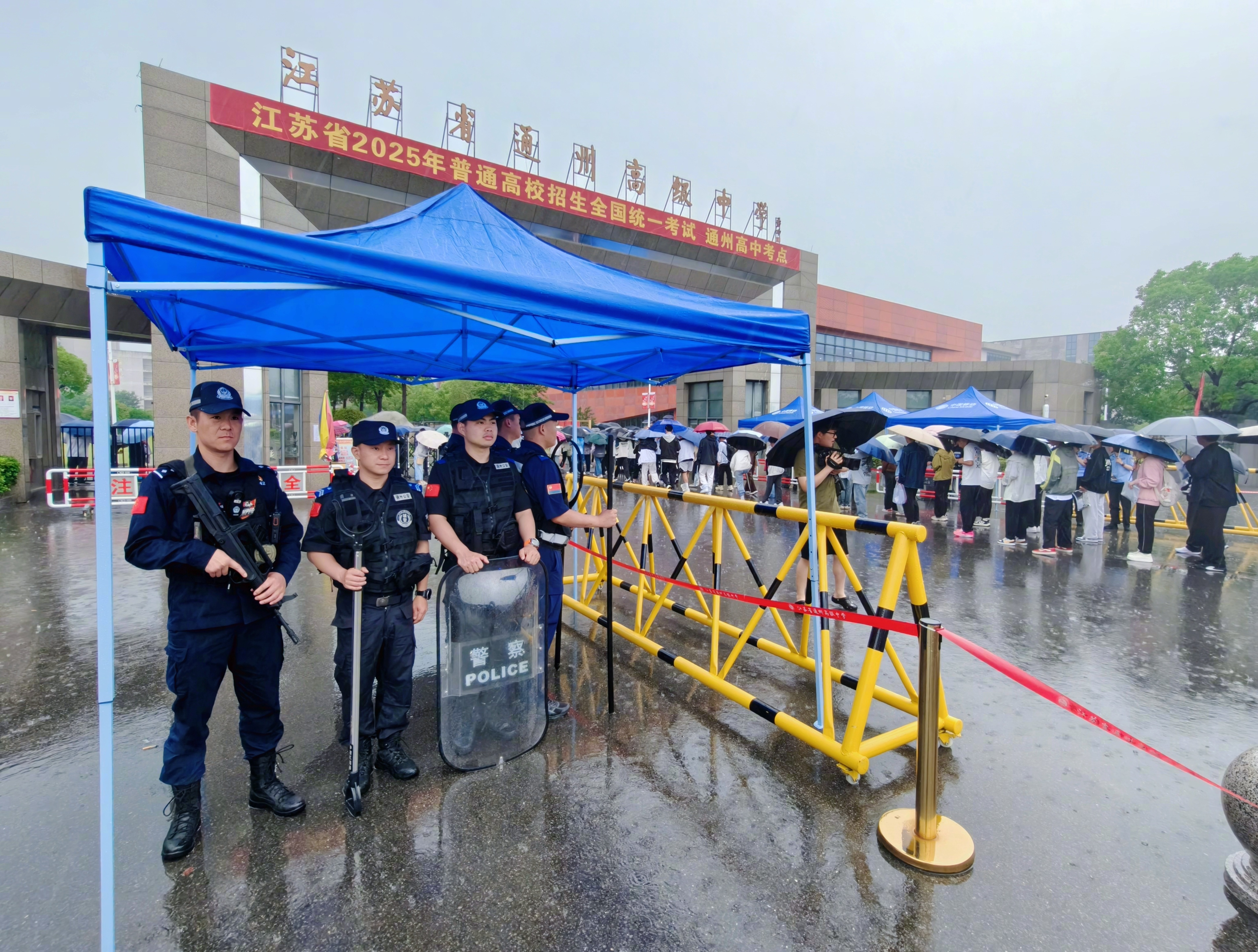 -国安后防稳固：防线整体表现出色，全力保护球门的简单介绍