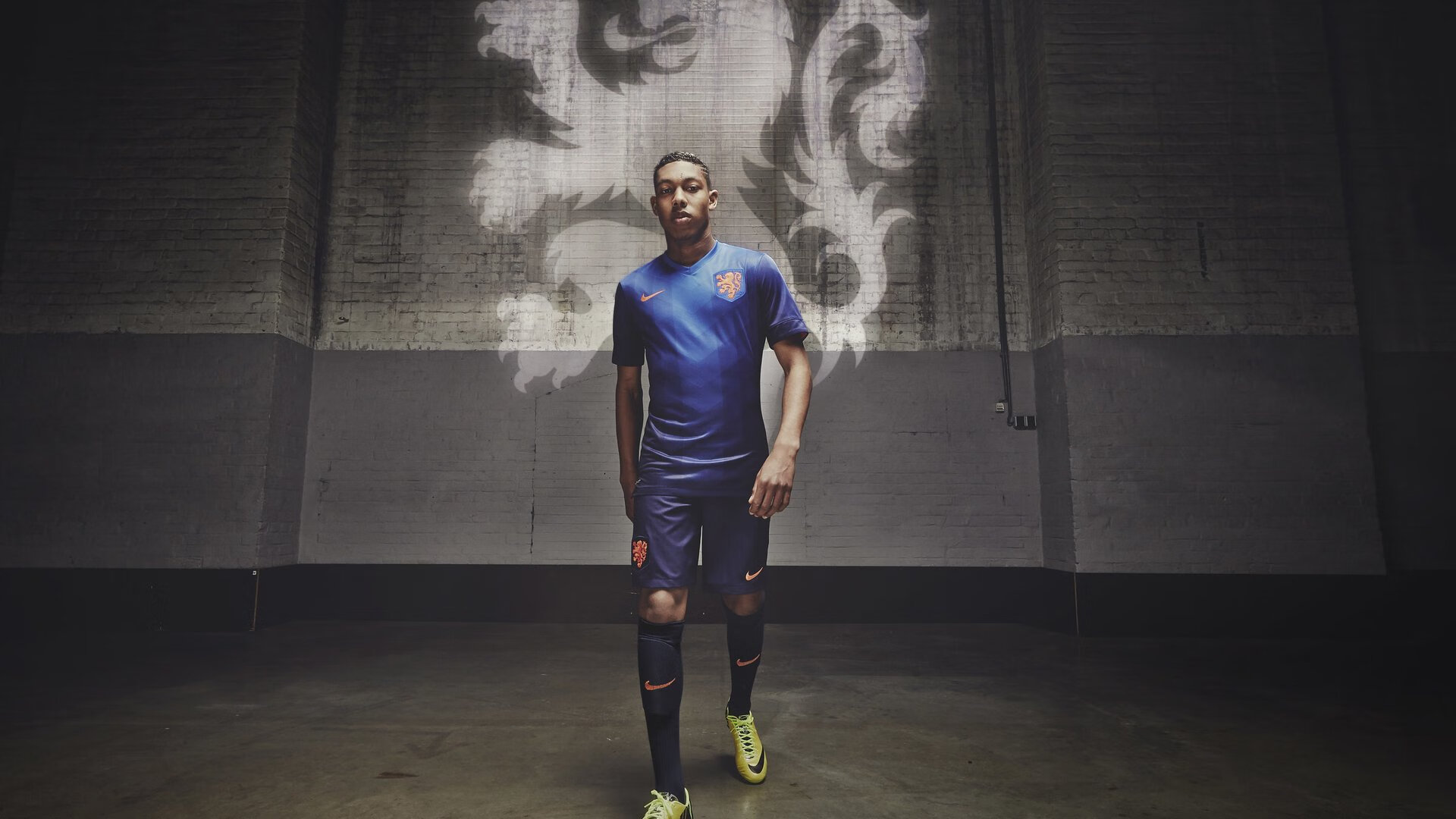 赛道与球场，当F1争冠之夜遇见锡安暴力美学